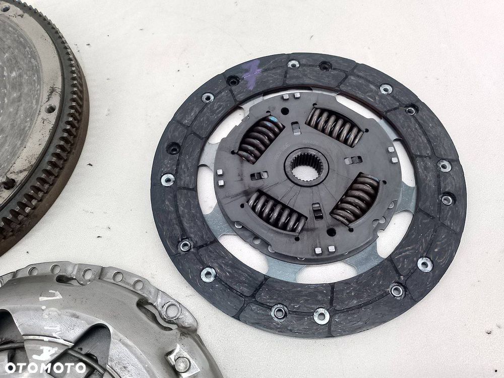 SPRZĘGŁO KOMPLETNE SKODA OCTAVIA II R0301052710  122031710 1.6 MPI - 9