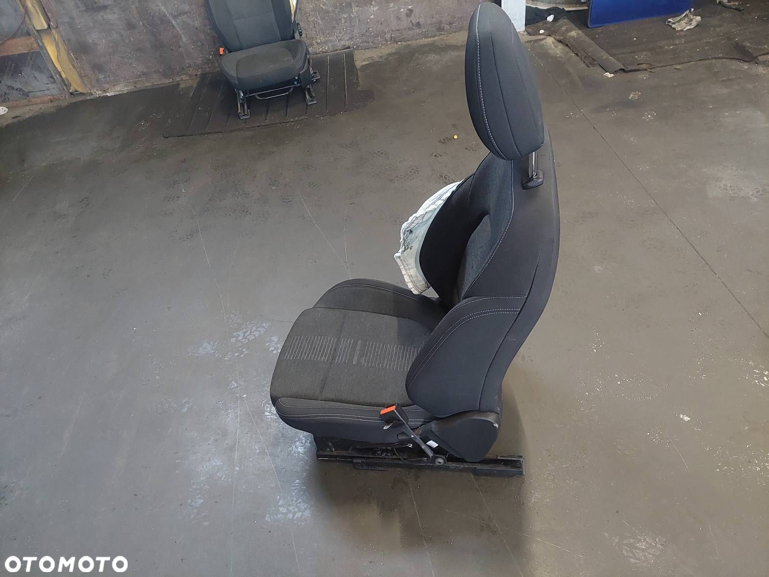FOTEL PRAWY PRZÓD GRZANY PASAŻERA FORD FOCUS MK4 - 4