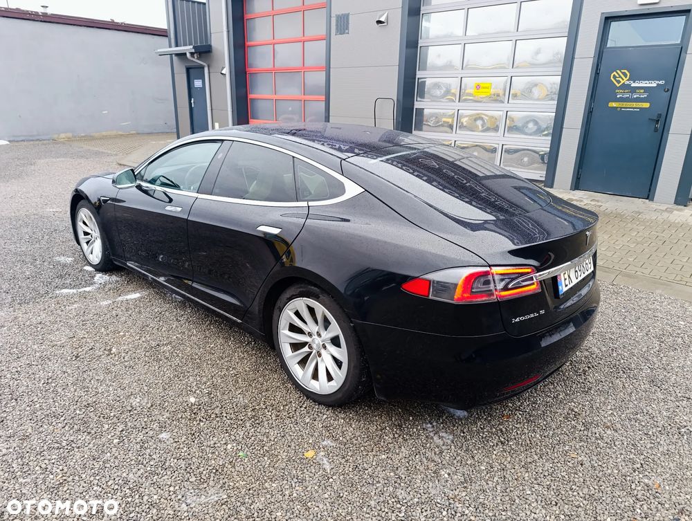 Tesla Model S - 3