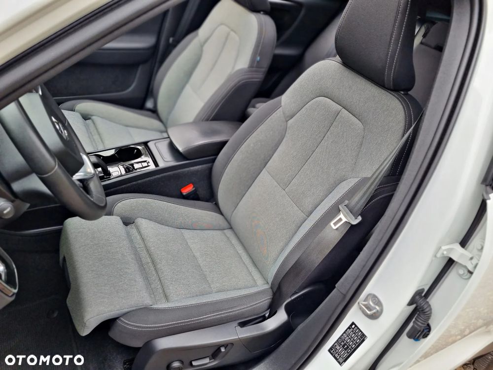 Volvo XC 40 B3 B DKG Plus Black Edition - 16