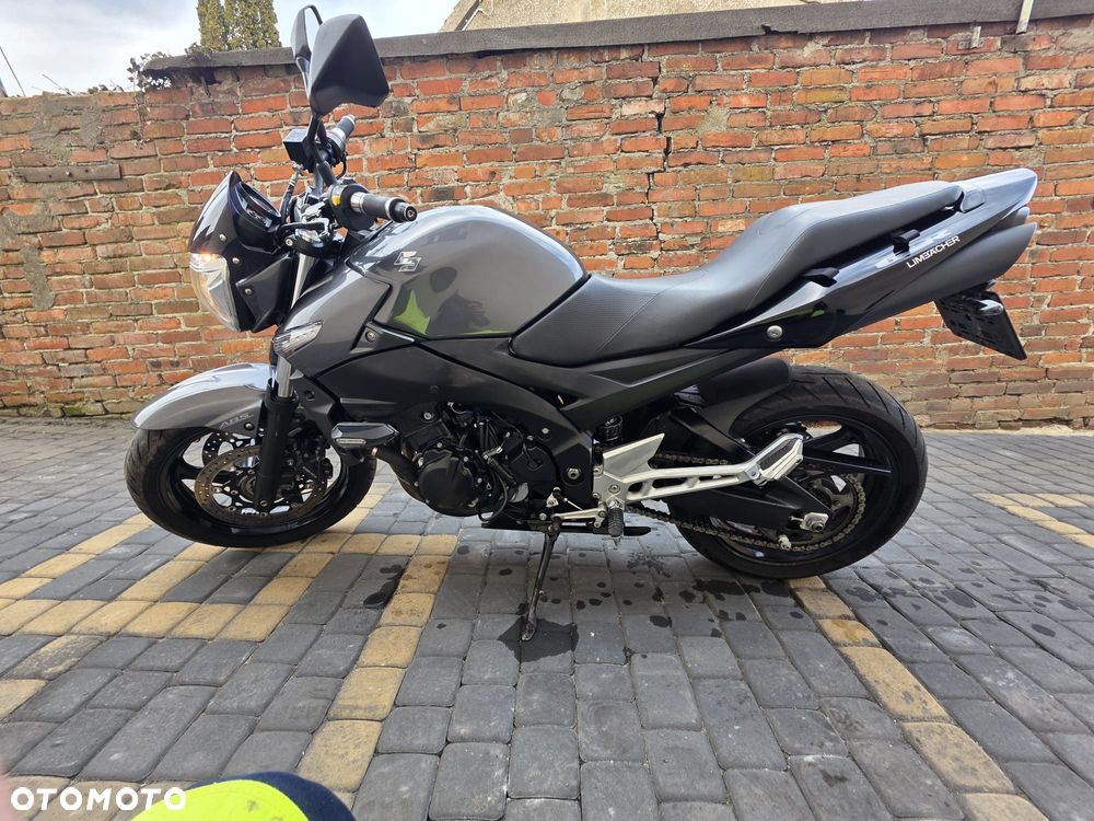 Suzuki GSR - 6