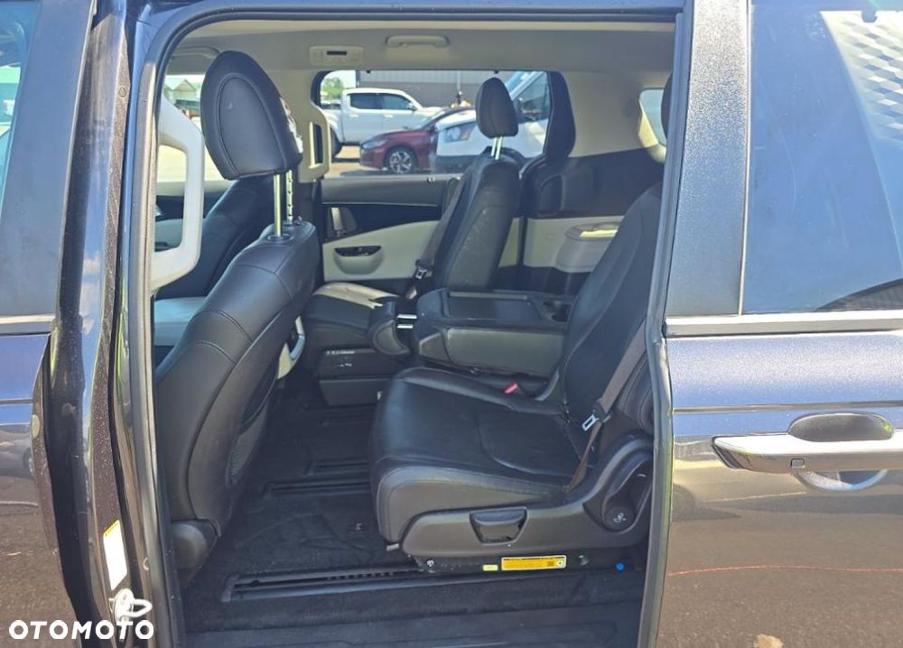 Kia Carnival - 12