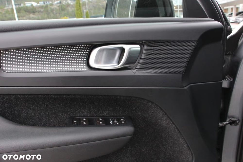 Volvo XC 40 D4 AWD Geartronic R-Design - 26