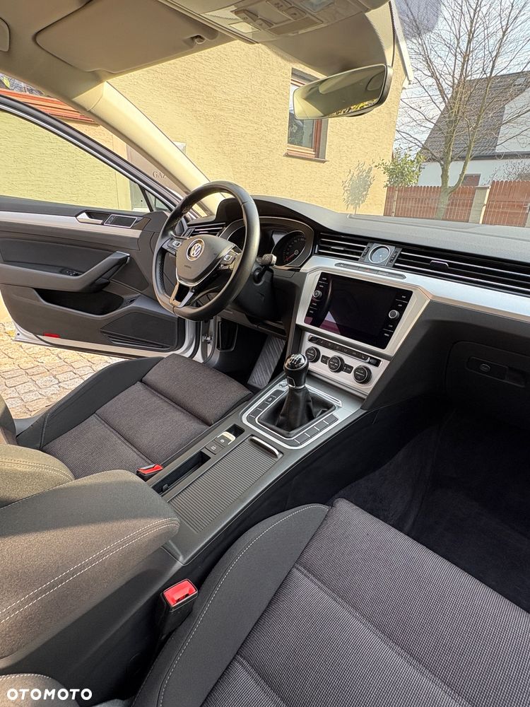 Volkswagen Passat 2.0 TDI SCR Comfortline - 15
