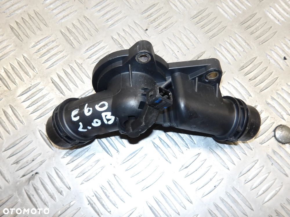 BMW E60 03-07 SEDAN 2.0B OBUDOWA TERMOSTATU - 1