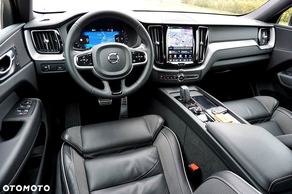 Volvo XC 60 B4 D Plus Dark - 24