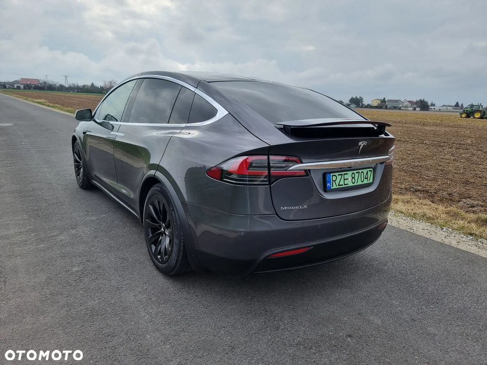 Tesla Model X - 9