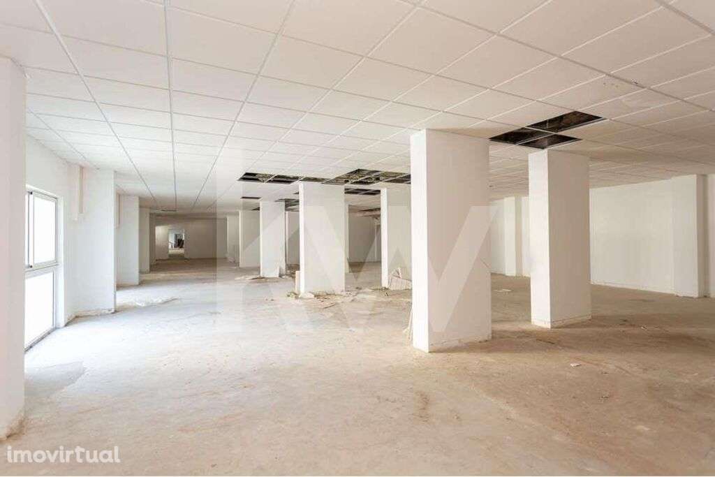 Imóvel AMPLO e VERSÁTIL muito central no Estoril - Grande imagem: 2/11