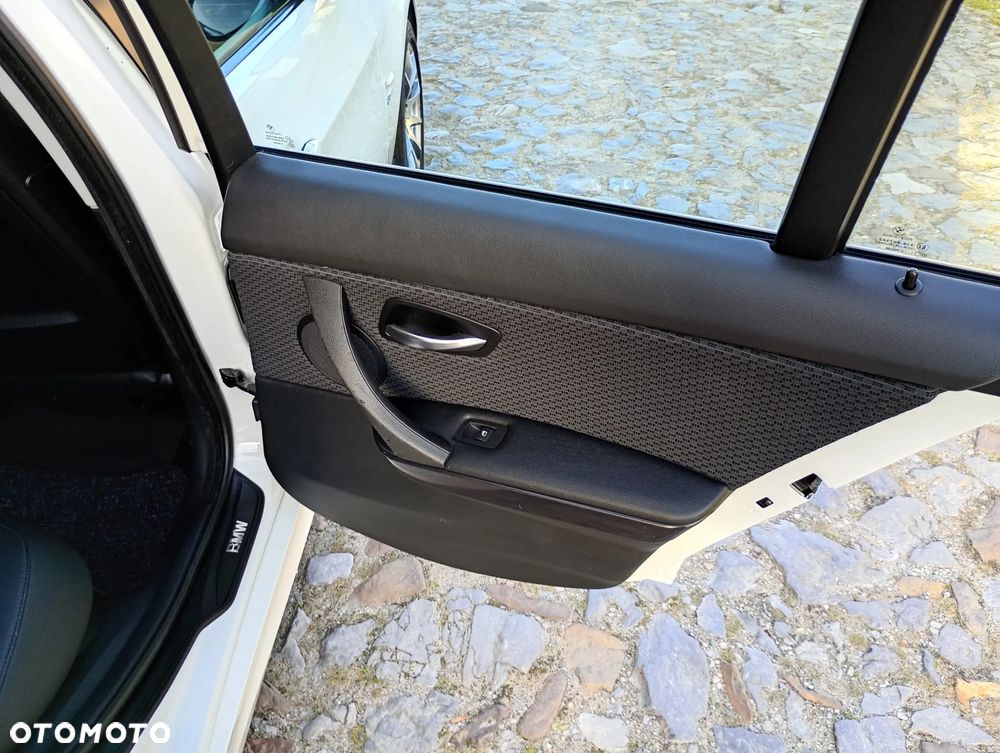 BMW Seria 3 320d xDrive DPF Touring - 28