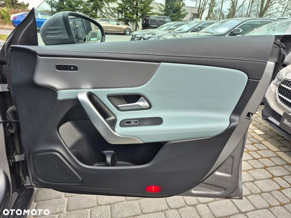 Mercedes-Benz CLA 180 7G-DCT - 35