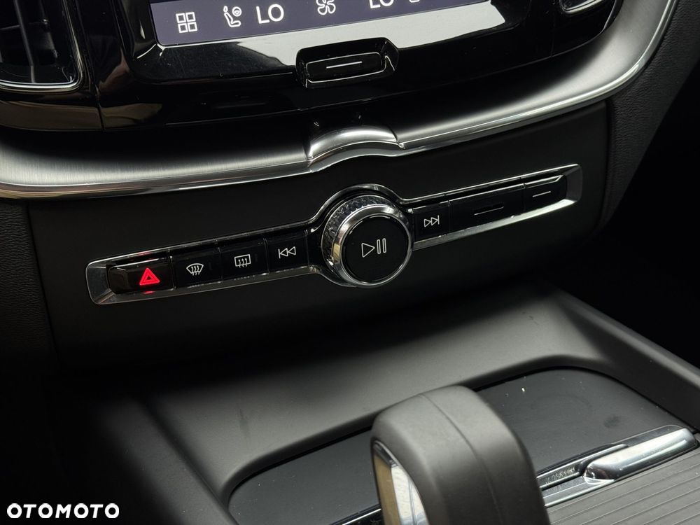 Volvo XC 60 B5 B AWD Momentum Pro - 26
