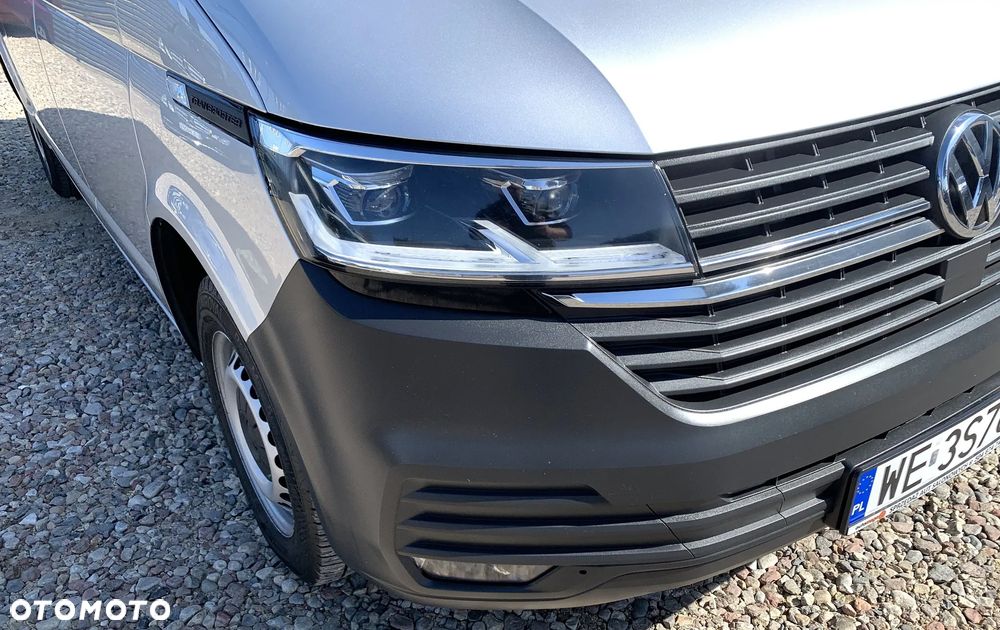 Volkswagen TRANSPORTER T6 VAN 3os. L2H1 Long MAXI WZMOCNIONY DMC3.2t. Ładowność 1242kg, Paka 3m, Homologacja VAT-1, Reflektory LED DIODOWE, Lampy tył LED, Kamera, Czujniki, Dogrzewanie Webasto 5kW, Automatyczne światła, Mocny silnik 2.0TDI DNA 150KM 6cio biegowa skrzynia biegów! Kolor srebrny Reflex Metalik, ZABUDOWA ładowni wraz z podsufitką i oś. LED! Fabryczny alarm, Przebieg tylko 53tys.km! - 3