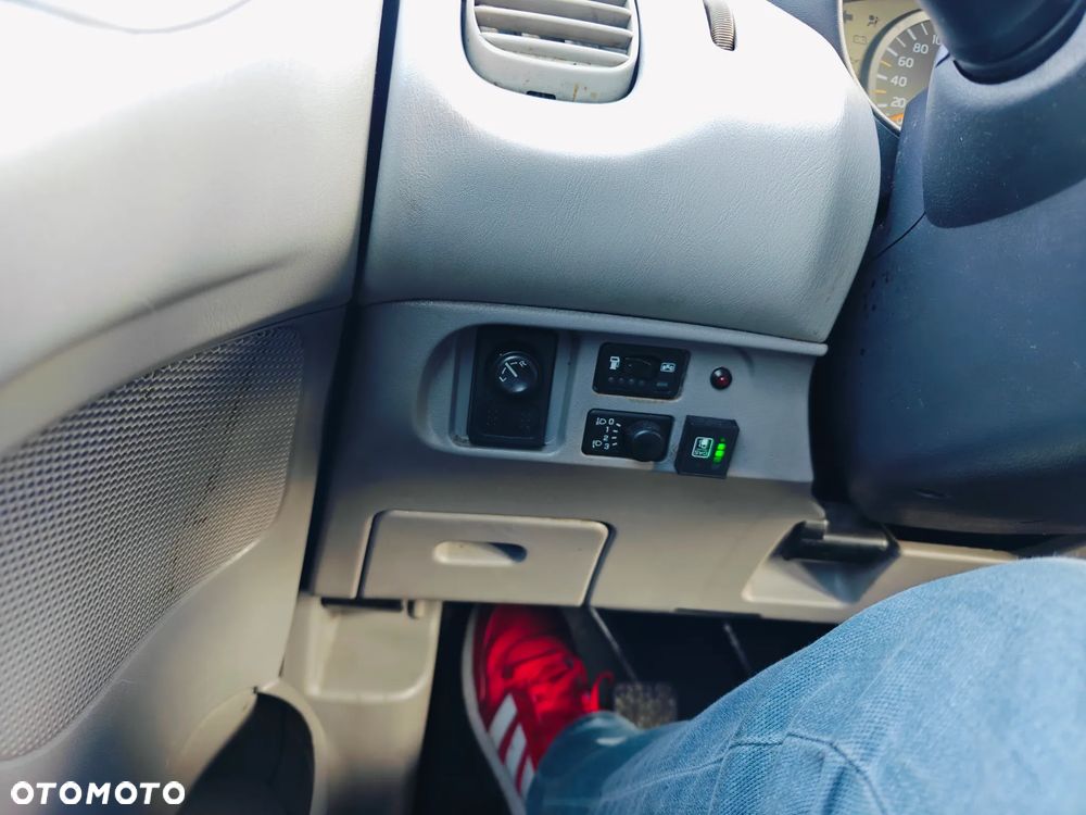 Nissan Almera Tino 1.8 Comfort High - 23