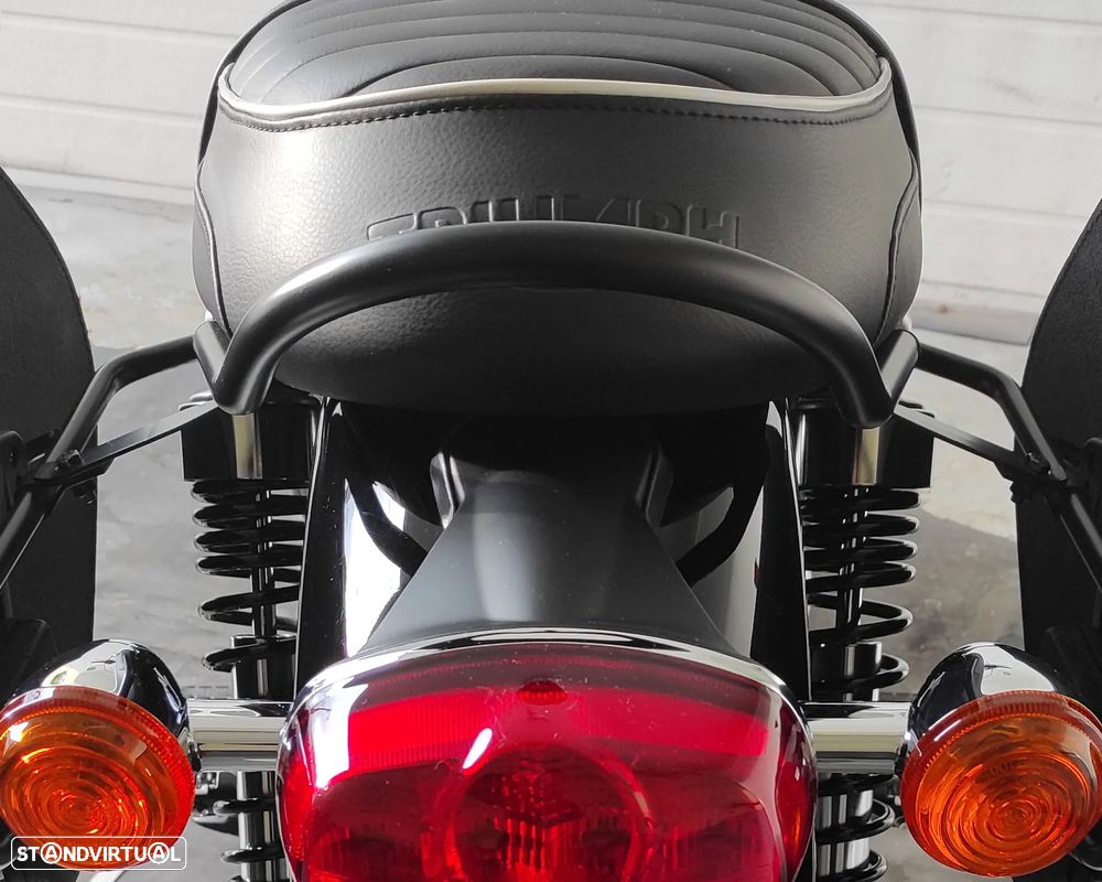 Triumph Bonneville - 4