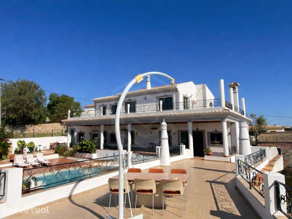 Moradia V4 com arquitetura original, Loulé, Algarve - Grande imagem: 2/46