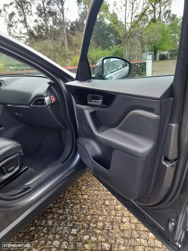 Jaguar F-Pace 2.0 i4D Portfolio - 15