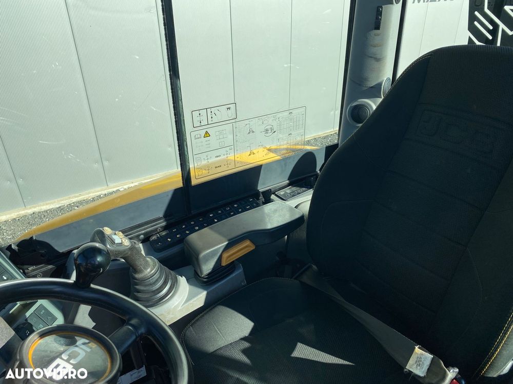 JCB 110WT Excavator pe Roti - 4