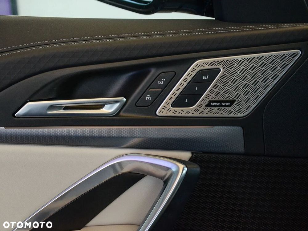 BMW iX2 xDrive30 66.5kWh M Sport - 19