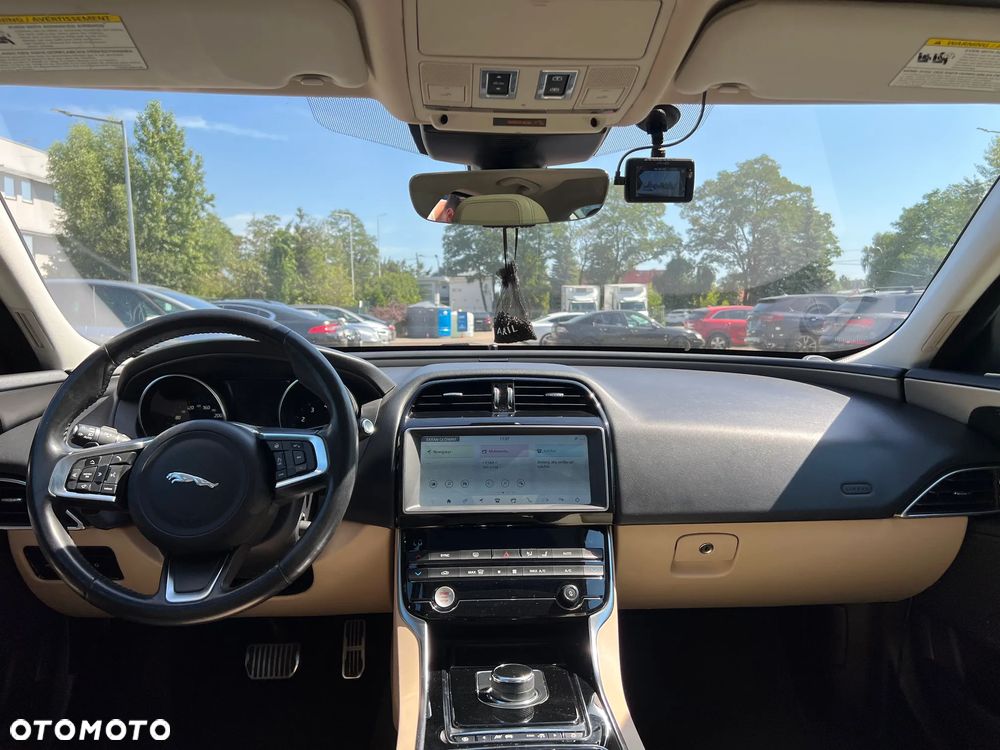 Jaguar XE 2.0 P250 R-Dynamic HSE - 16