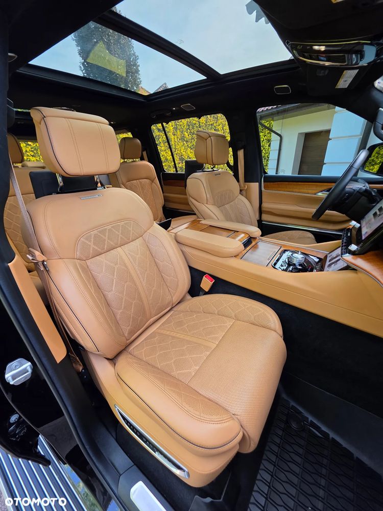 Jeep Grand Wagoneer - 22