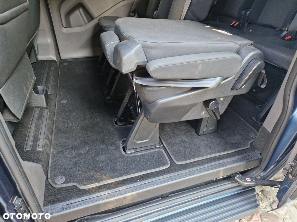 Ford Tourneo Custom - 27