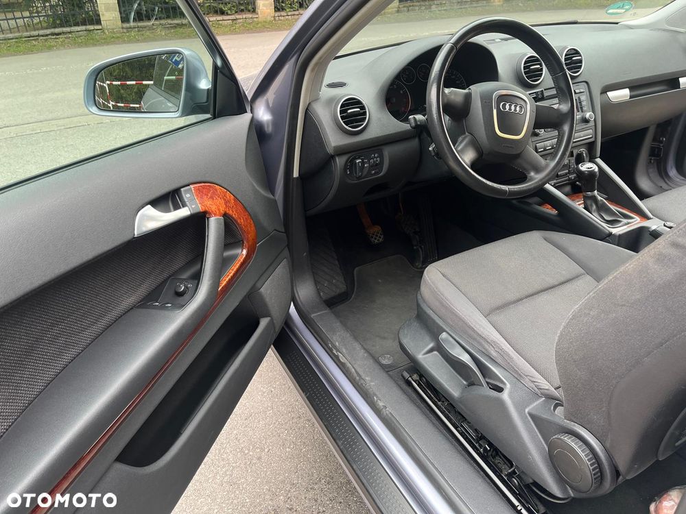 Audi A3 3-drzwiowe 1.6 FSI Attraction - 10