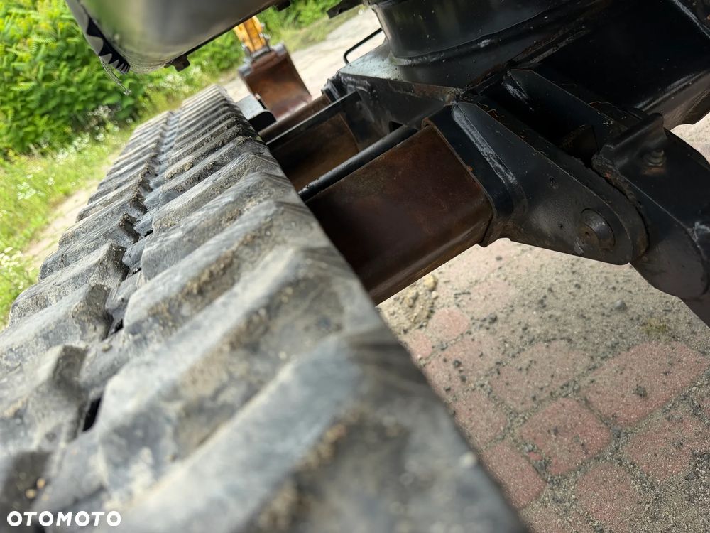Yanmar SV18 Koparka Gąsienicowa 2 tony. Długie ramię PLUS. Szybkozłącze plus łyżka kopiąca. Rozsuwane Hydr. podwozie! Sprowadzona z Gospodarstwa Norweskiego! Maszyna jak Nowa z Salonu! 2017 rok. 1200 mtg! Gąsienice bez zużycia jak Nowe! szybka wolna jazda. Ani deka luzów i wycieków. OKAZJA Dodatkowe sekcje Hydrauliczne pod młot i wiertnice. Fabryczny lakier na podzespołach! Zebatki w pięknym stanie. Ogrzewana wentylowana Kabina. OKAZJA TANIO - 19