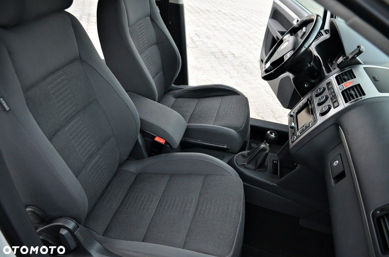 Volkswagen Touran - 12
