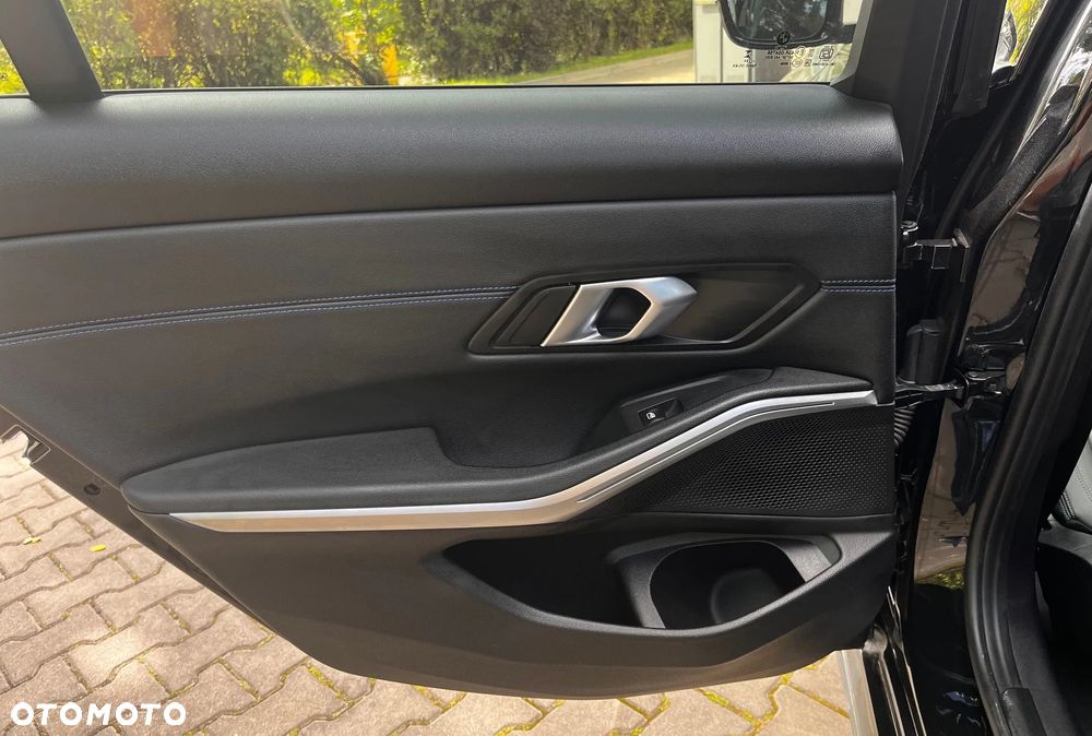 BMW Seria 3 318i M Sport - 26