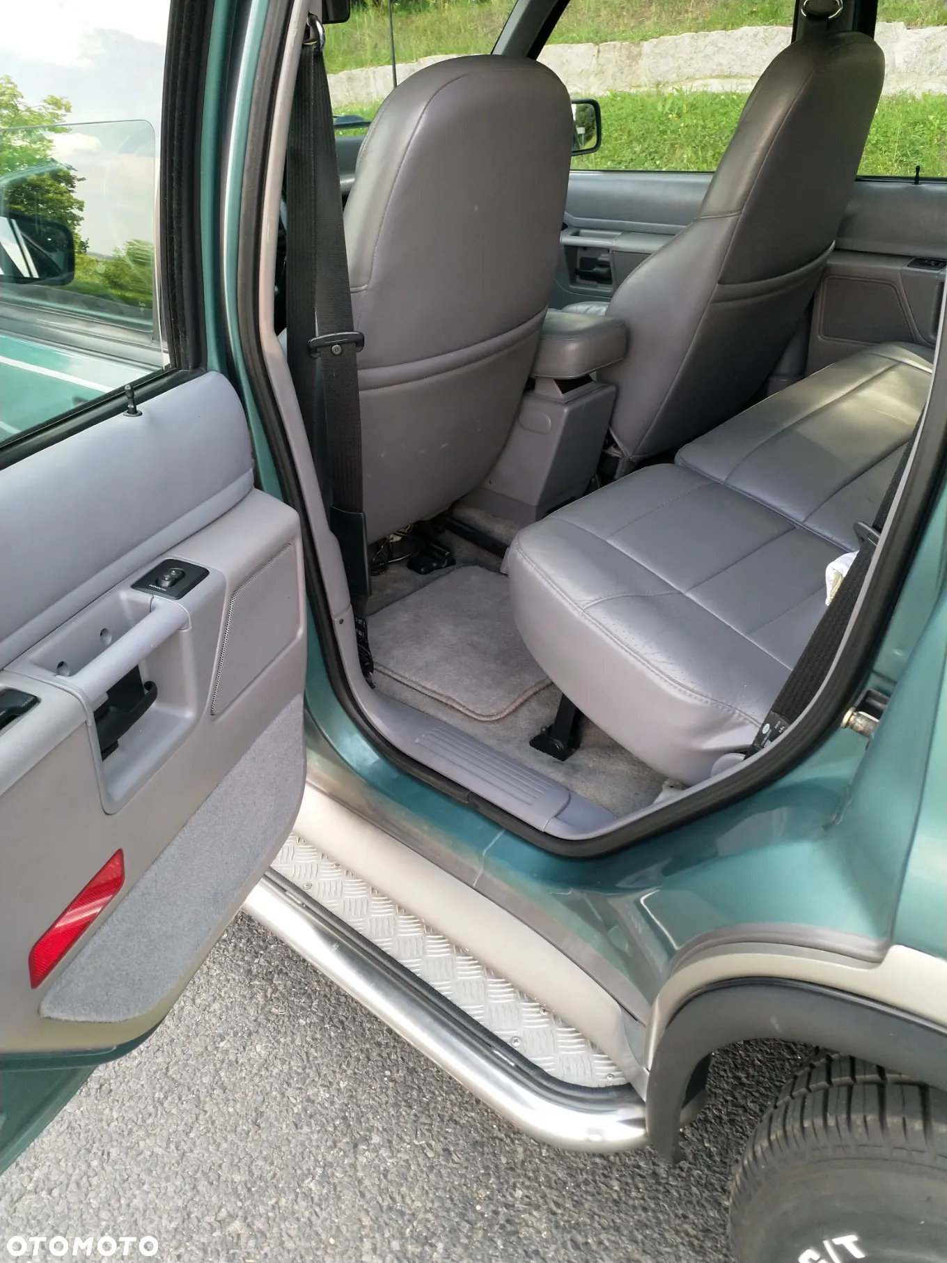 Ford Explorer Standard - 24