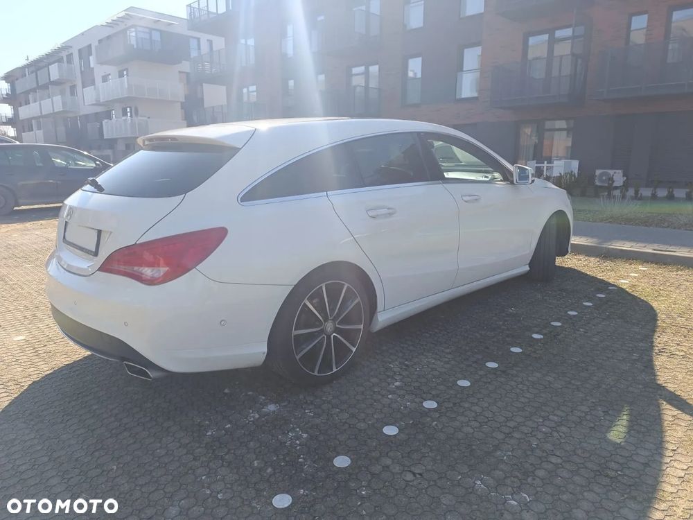 Mercedes-Benz CLA 180 7G-DCT Orange Art Edition - 4