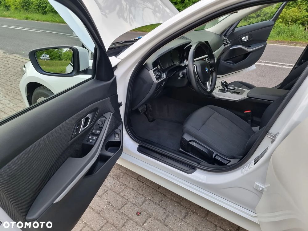 BMW Seria 3 320d Edition Luxury Line Purity - 24