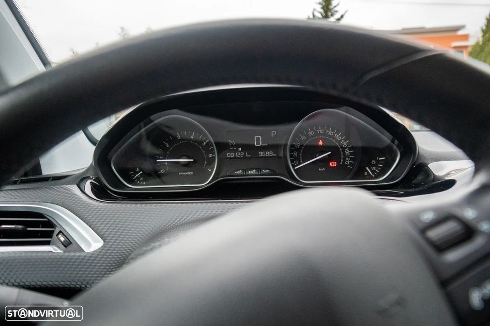 Peugeot 2008 PureTech 110 GPF Stop&Start EAT6 Signature - 6