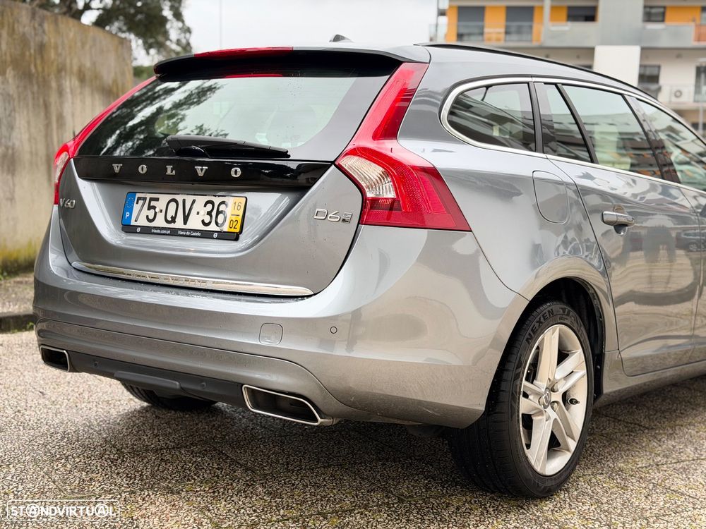 Volvo V60 2.4 D6 R-Design Mom.AWD Phev - 4