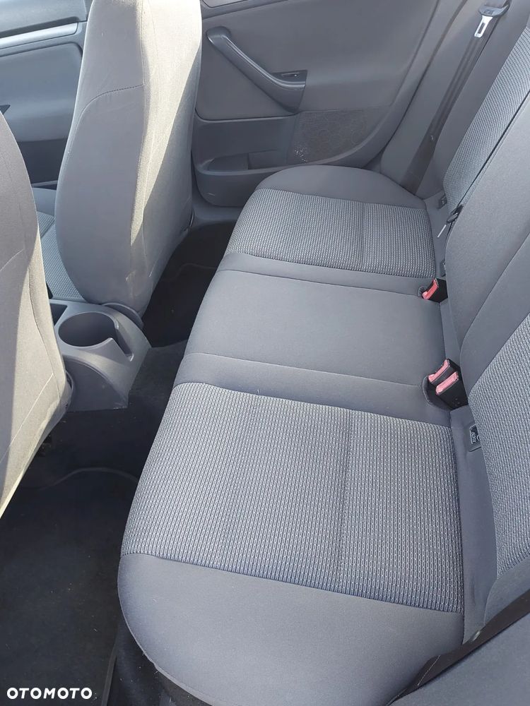 Volkswagen Jetta 1.6 FSI Trendline - 12