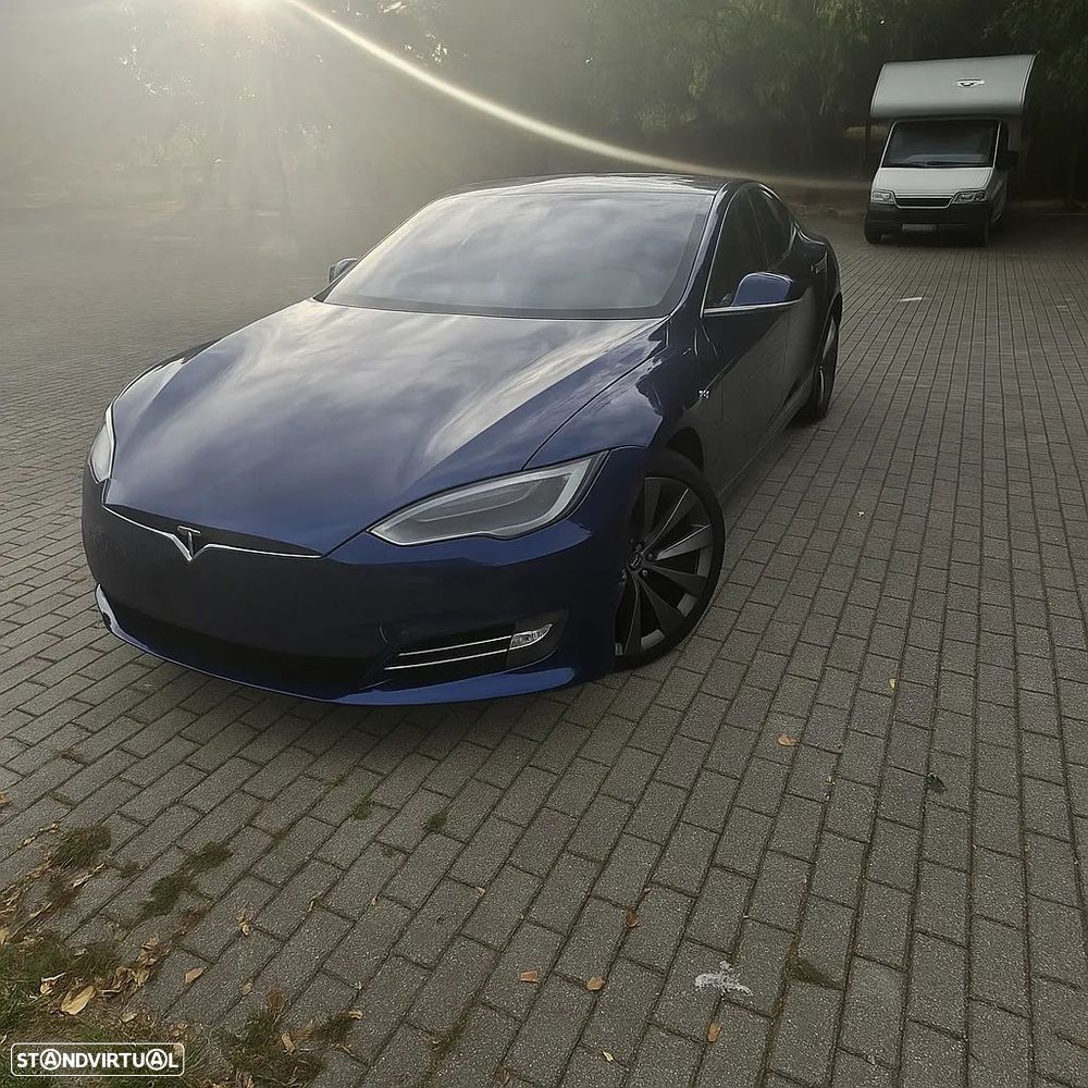 Tesla Model S - 3