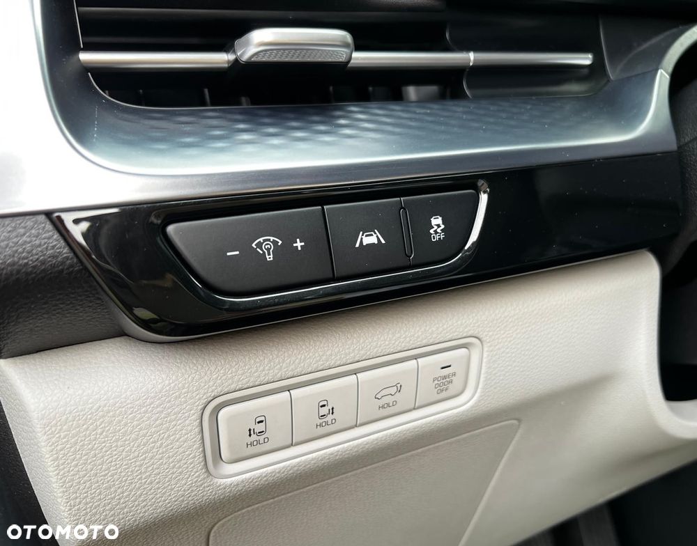 Kia Carnival - 22