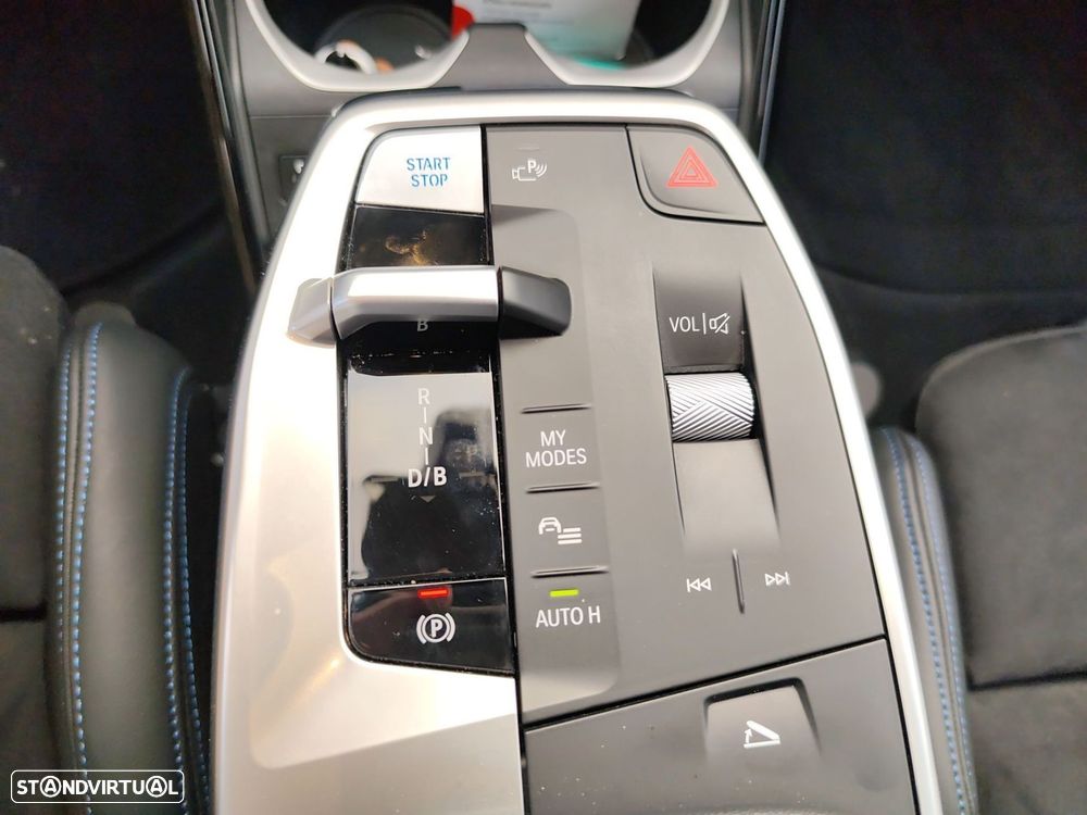 BMW iX2 eDrive20 Pack Desportivo M - 17