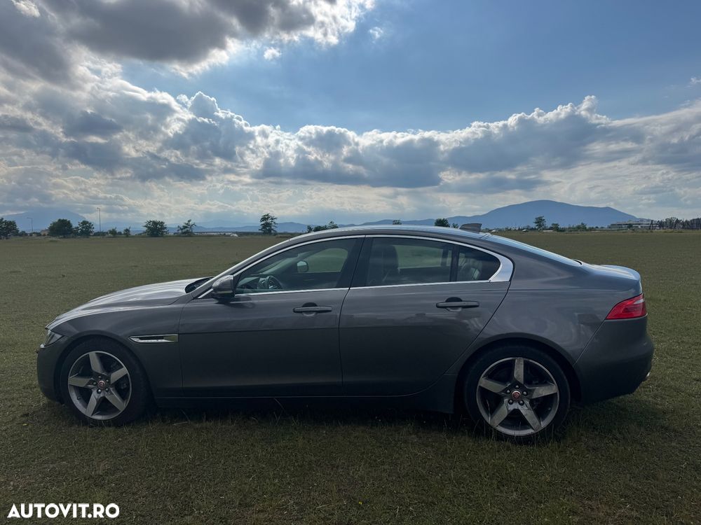 Jaguar XE 2.0 Prestige - 8