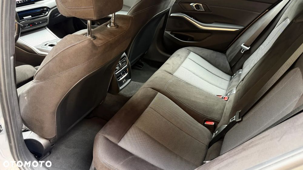 BMW Seria 3 330i xDrive M Sport Edition sport - 17