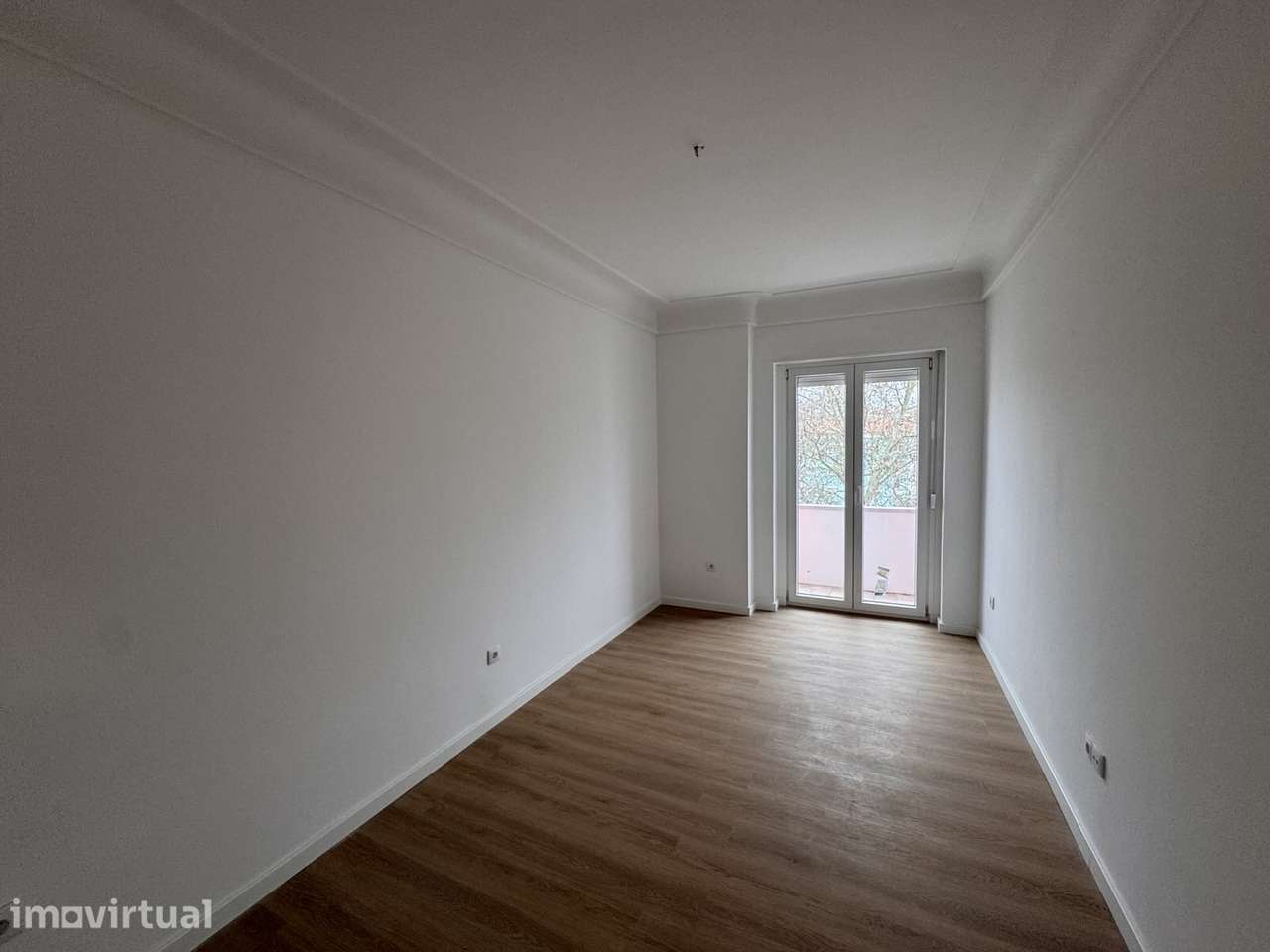 Apartamento T2 com varanda na Av. Mouzinho de Albuquerque em Lisboa - Grande imagem: 4/11
