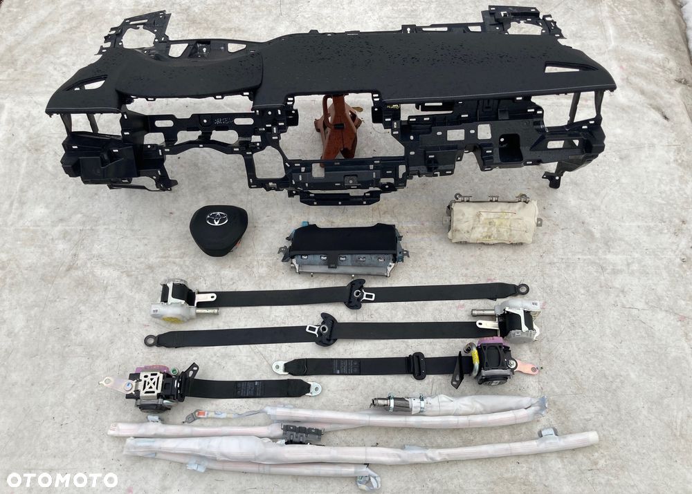 TOYOTA COROLLA E21 DESKA SKÓRA SZYTA KONSOLA KOKPIT PULPIT PÓŁKA PARAPET AIRBAG PODUSZKI POWIETRZNE KURTYNA KURTYNY FOTELA FOTELOWE PASY PAS - 1