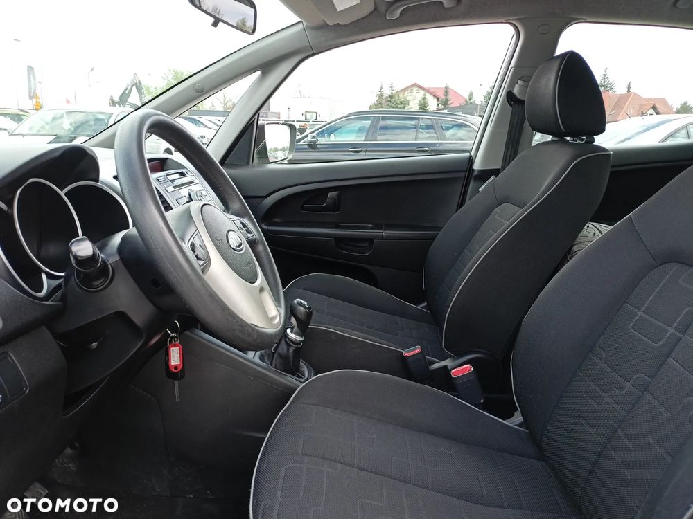 Kia Venga - 10