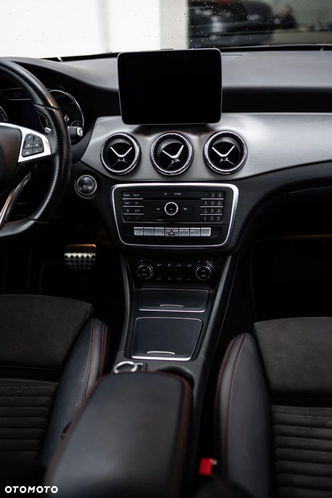 Mercedes-Benz CLA 220 4-Matic AMG Line - 24