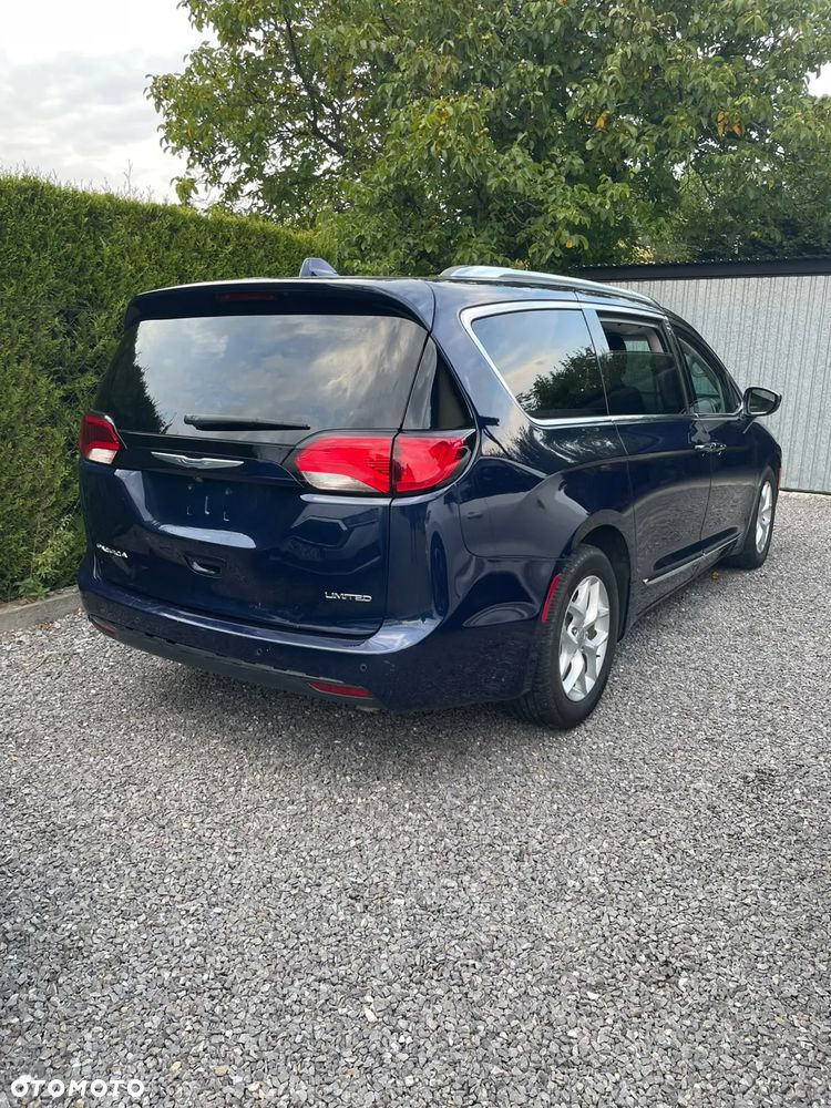 Chrysler Pacifica - 4