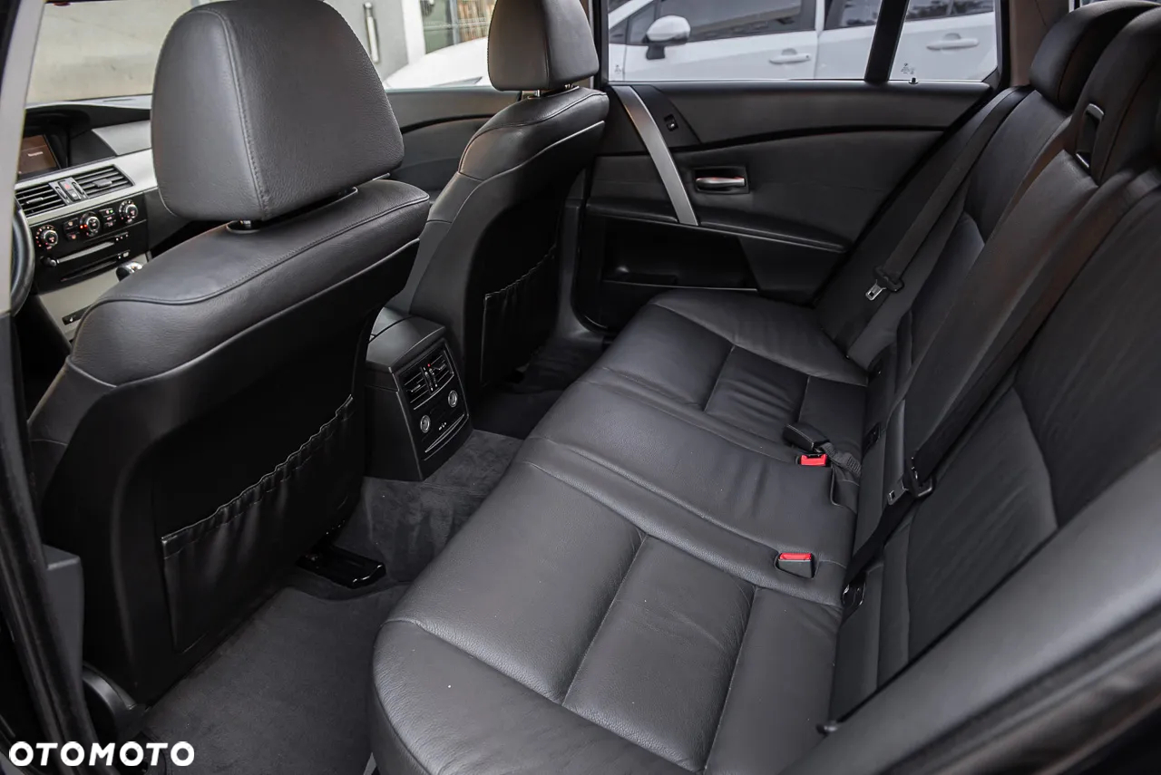BMW Seria 5 525xi Touring - 26