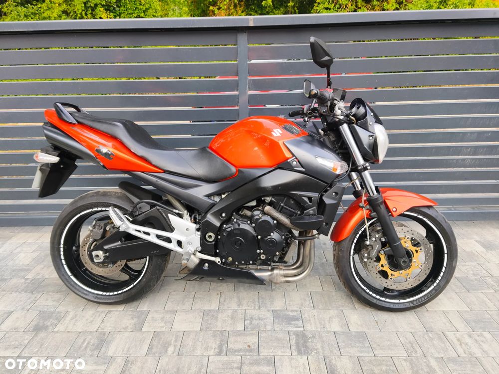 Suzuki GSR - 11