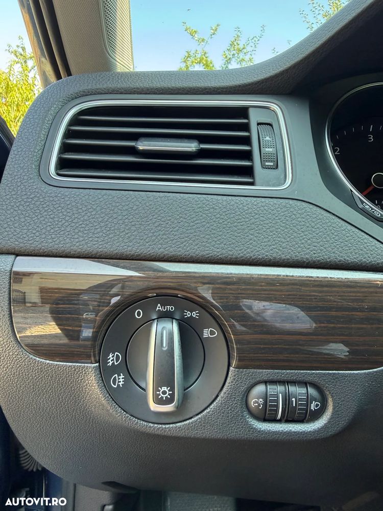 Volkswagen Jetta - 12