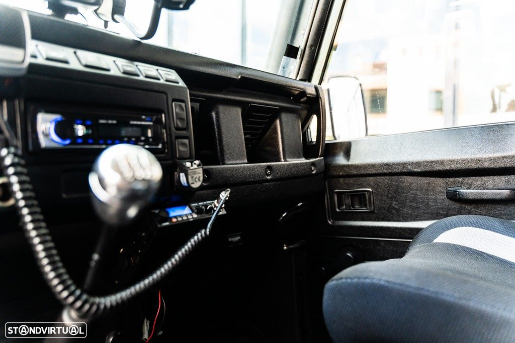 Land Rover Defender - 49