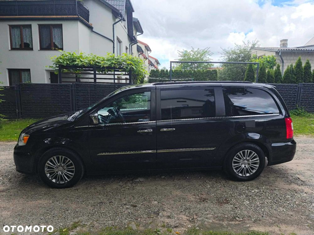 Chrysler Town & Country - 3